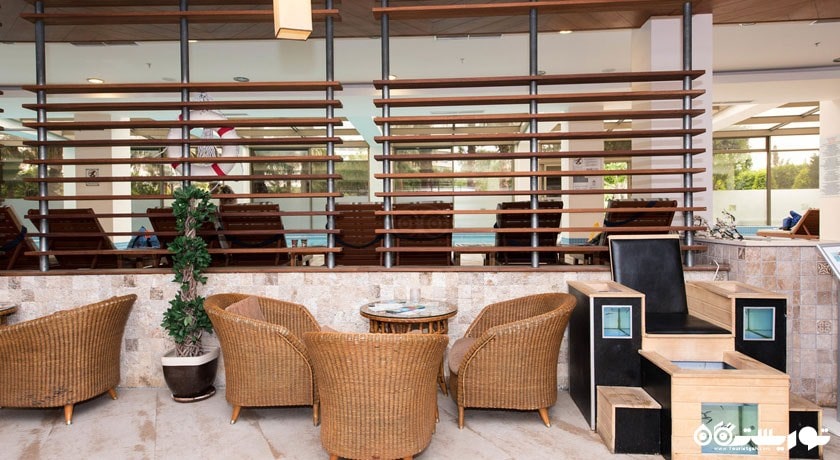 بار کنار استخر هتل فیم رزیدنس لارا اند اسپا	